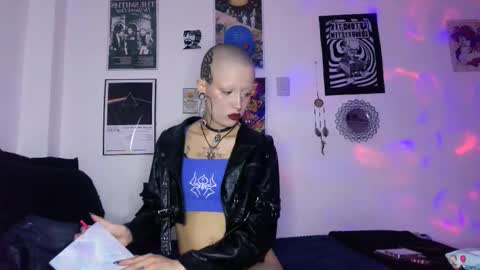 Snapshot of plutonbluemoon_999 chatting on 11/15/25, 01:03 online show from 11/15/25, 01:03