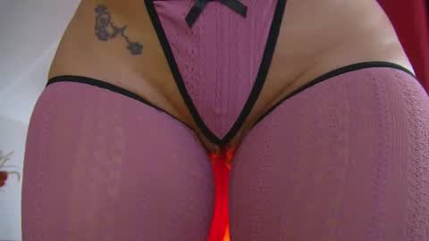 poison_milf_ online show from 11/17/25, 05:02
