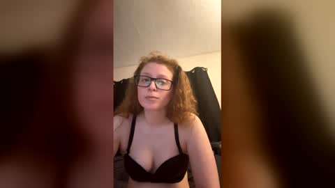 Snapshot of poisonivyy95 chatting on 03/09/26, 01:42 poisonivyy95 online show from 03/09/26, 01:42