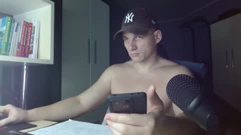 Snapshot of poliglotjoe chatting on 11/28/25, 04:37 Poliglot online show from 11/28/25, 04:37