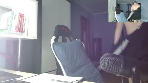 Snapshot of poliglotjoe chatting on 11/30/25, 12:42 Poliglot online show from 11/30/25, 12:42