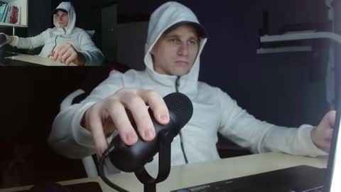 Snapshot of poliglotjoe chatting on 12/17/25, 06:41 Poliglot online show from 12/17/25, 06:41