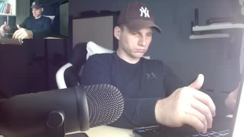 Snapshot of poliglotjoe chatting on 12/17/25, 09:32 Poliglot online show from 12/17/25, 09:32