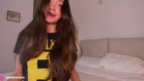 Snapshot of polly_____ chatting on 09/18/25, 02:41 Polly online show from 09/18/25, 02:41