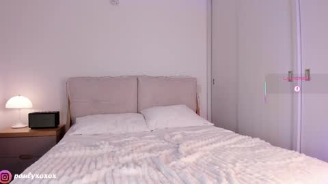 Snapshot of polly_____ chatting on 09/19/25, 03:02 Polly online show from 09/19/25, 03:02