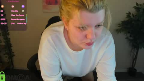 Snapshot of polly__mayer chatting on 06/06/26, 01:11 Polly online show from 06/06/26, 01:11