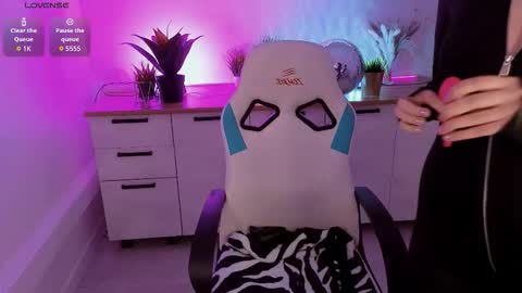  Your Polly  follow me  online show from 11/26/25, 02:29