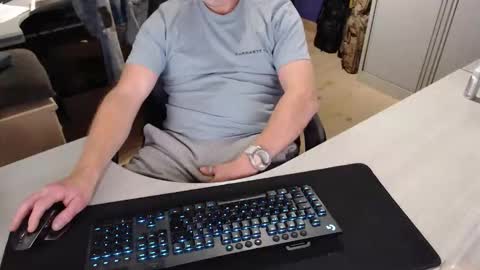 Snapshot of poodledude chatting on 12/02/25, 05:41 Dave online show from 12/02/25, 05:41