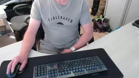 Snapshot of poodledude chatting on 04/07/26, 09:43 Dave online show from 04/07/26, 09:43