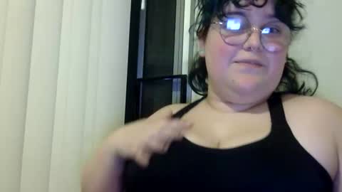 Snapshot of poodlemischief99 chatting on 11/13/25, 02:32 poodlemischief99 online show from 11/13/25, 02:32