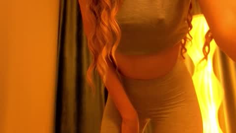 Snapshot of poppybloopy chatting on 09/27/25, 06:35 April online show from 09/27/25, 06:35