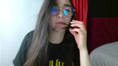 Snapshot of porcelainlux chatting on 03/04/25, 07:32 porcelainlux online show from 03/04/25, 07:32