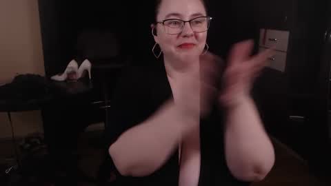 Snapshot of posh_mistress chatting on 03/08/25, 05:49 PoshMistres    online show from 03/08/25, 05:49