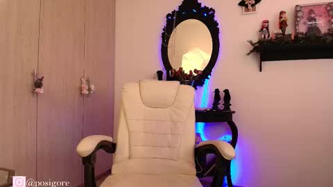 Anna Goth independient model online show from 11/18/25, 10:03