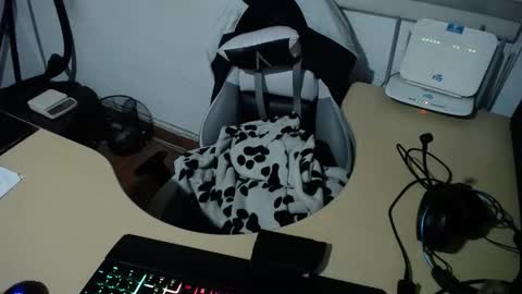 Snapshot of powerfulzeus2 chatting on 09/17/25, 05:42 powerfulzeus2 online show from 09/17/25, 05:42