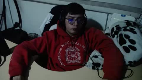 Snapshot of powerfulzeus2 chatting on 09/19/25, 03:30 powerfulzeus2 online show from 09/19/25, 03:30