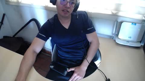 Snapshot of powerfulzeus2 chatting on 10/06/25, 06:38 powerfulzeus2 online show from 10/06/25, 06:38