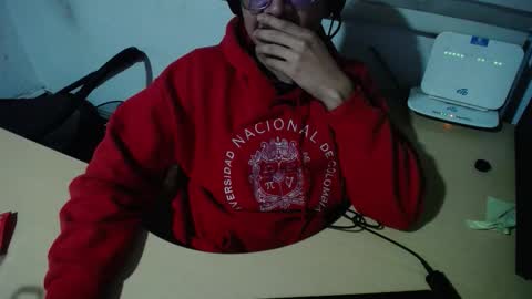 Snapshot of powerfulzeus2 chatting on 11/05/25, 04:45 powerfulzeus2 online show from 11/05/25, 04:45