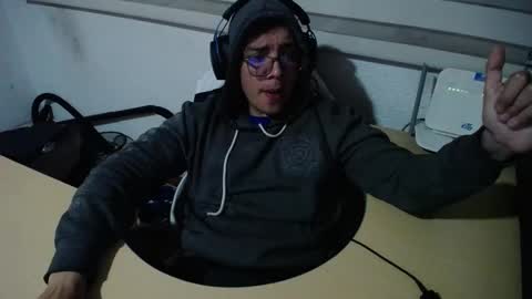 Snapshot of powerfulzeus2 chatting on 11/13/25, 02:10 powerfulzeus2 online show from 11/13/25, 02:10