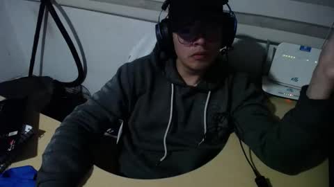 Snapshot of powerfulzeus2 chatting on 11/17/25, 03:23 powerfulzeus2 online show from 11/17/25, 03:23