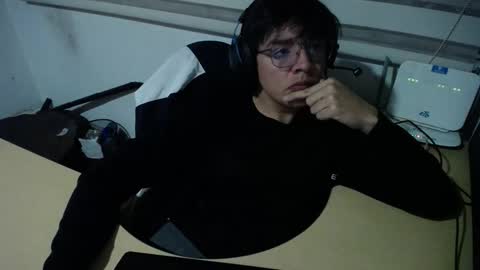 Snapshot of powerfulzeus2 chatting on 11/21/25, 02:43 powerfulzeus2 online show from 11/21/25, 02:43