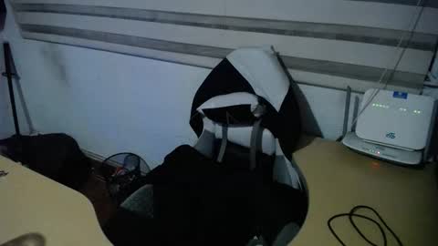 Snapshot of powerfulzeus2 chatting on 12/18/25, 01:55 powerfulzeus2 online show from 12/18/25, 01:55