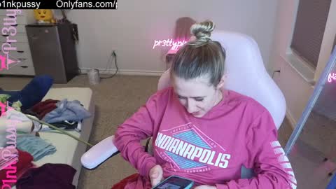 Snapshot of pr3ttyp1nkpussy chatting on 01/15/25, 02:06 Evangeline Eva Darling online show from 01/15/25, 02:06