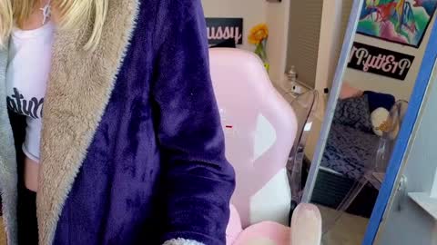 Snapshot of pr3ttyp1nkpussy chatting on 11/14/25, 04:33 Evangeline Eva Darling online show from 11/14/25, 04:33