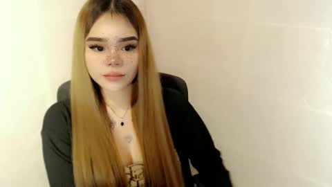 Snapshot of preciousangel69xxx chatting on 04/11/26, 07:35 MAXXINE online show from 04/11/26, 07:35