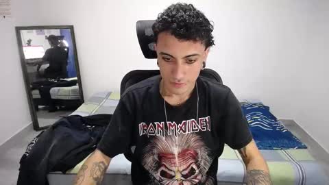 Snapshot of present_the_magic chatting on 12/21/25, 07:54 Plux online show from 12/21/25, 07:54