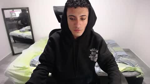 Snapshot of present_the_magic chatting on 01/11/26, 03:55 Plux online show from 01/11/26, 03:55