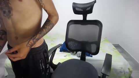 Snapshot of present_the_magic chatting on 01/13/26, 09:53 Plux online show from 01/13/26, 09:53