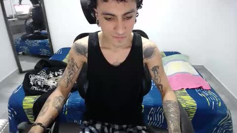 Snapshot of present_the_magic chatting on 03/12/26, 06:25 Plux online show from 03/12/26, 06:25