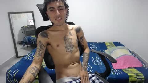 Snapshot of present_the_magic chatting on 03/25/26, 05:57 Plux online show from 03/25/26, 05:57
