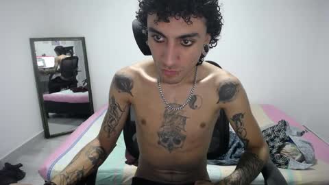 Snapshot of present_the_magic chatting on 04/19/26, 04:34 Plux online show from 04/19/26, 04:34