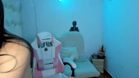 Snapshot of pretti_scarlett chatting on 10/21/25, 11:44 pretti scarlett online show from 10/21/25, 11:44