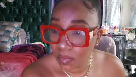 Snapshot of pretty69queen chatting on 06/23/26, 07:12 Yasmine pretty online show from 06/23/26, 07:12
