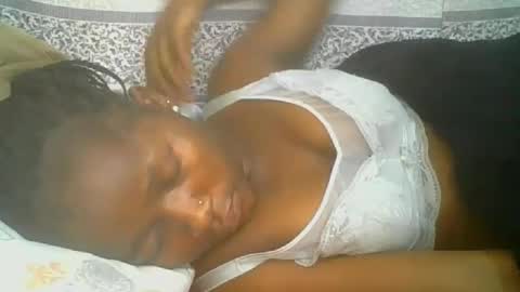 Snapshot of pretty_abella chatting on 10/24/25, 12:19 abella online show from 10/24/25, 12:19