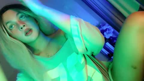 Snapshot of pretty_little_baby28 chatting on 04/09/26, 06:19 Flor online show from 04/09/26, 06:19