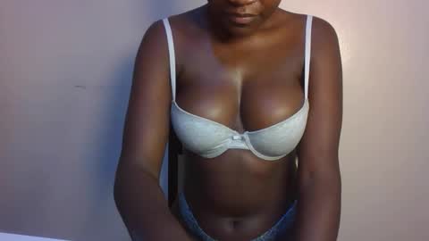 Snapshot of pretty_lucie chatting on 04/07/26, 04:07 pretty_lucie online show from 04/07/26, 04:07