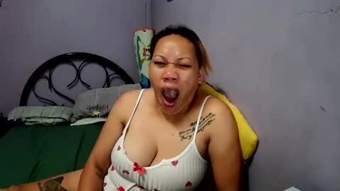 Snapshot of pretty_lyn08 chatting on 06/01/26, 04:09 pretty_lyn08 online show from 06/01/26, 04:09