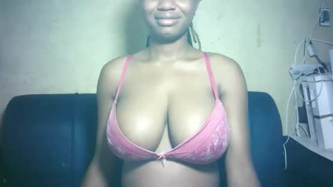 pretty_milan online show from 12/19/25, 10:06