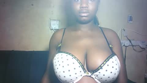 Snapshot of pretty_milan chatting on 03/19/26, 10:19 pretty_milan online show from 03/19/26, 10:19