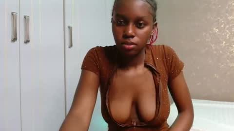 Snapshot of pretty_nyra chatting on 05/15/26, 01:23 Nyra online show from 05/15/26, 01:23