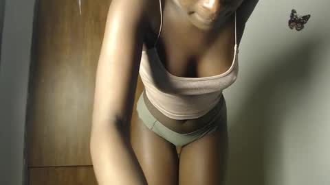 Snapshot of pretty_petitebody chatting on 09/10/25, 08:20 pretty_petitebody online show from 09/10/25, 08:20