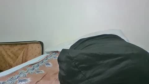 Snapshot of pretty_roll chatting on 04/13/26, 09:42 rolly online show from 04/13/26, 09:42