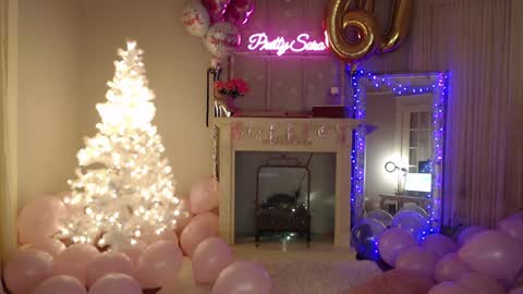 Snapshot of pretty_sara chatting on 12/14/24, 01:28 Pretty Sara online show from 12/14/24, 01:28