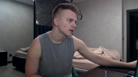 Snapshot of pretty_sweety chatting on 10/27/25, 07:01 Justin online show from 10/27/25, 07:01