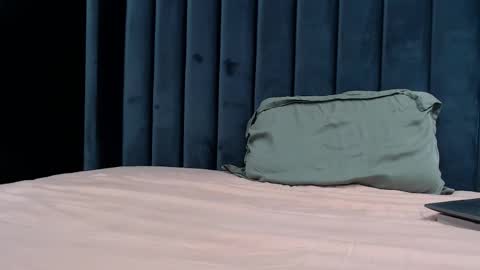 Snapshot of pretty_sweety chatting on 11/10/25, 05:06 Justin online show from 11/10/25, 05:06