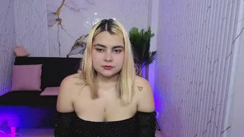 pretty_tay online show from 04/10/26, 11:37